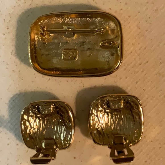 Weekenders Brooch Pin and Clip Earrings Black Enamel and Gold-Tone Metal Vintage - Picture 6 of 10